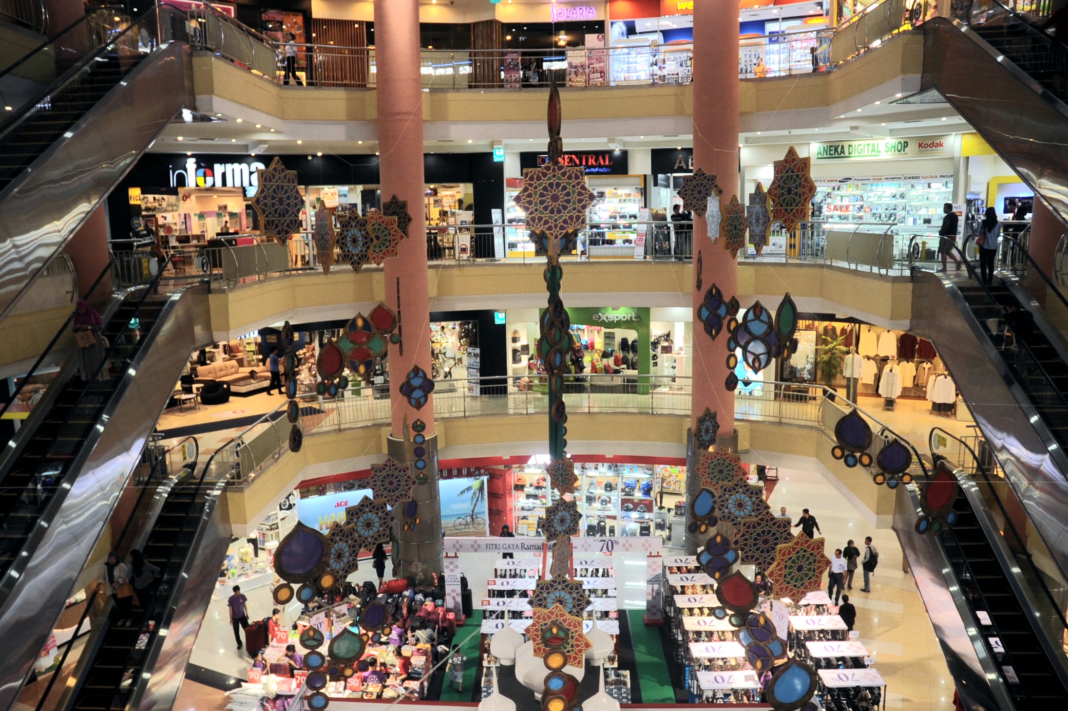 Sempat Viral Karena Pengunjung Membludak Jelang Lebaran, Sektor Ritel Nyatanya Masih Sulit Bangkit